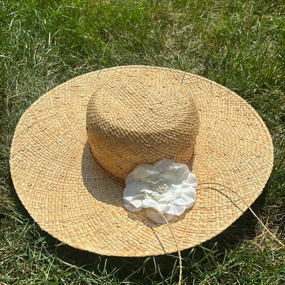 Straw hat with a flower